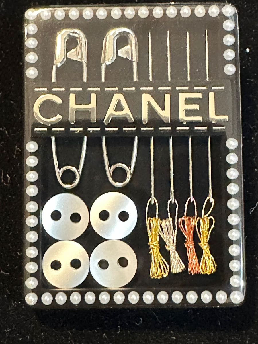 Chanel ブローチ　PARIS Vintage 1990's Chanel Paris Gripoix Pink Blue Glass CC Pearl