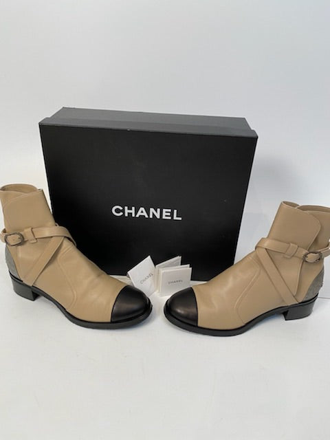Virksomhedsbeskrivelse hud sanger Chanel 2014 Leather Beige Black Logo Short Boots EU 39.5 US 9 – HelensChanel