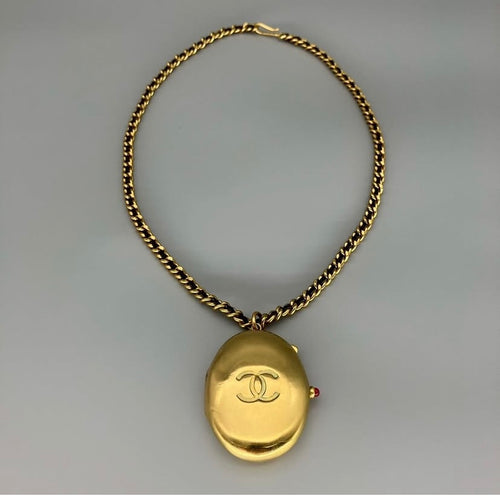 Rare 95A Vintage Chanel Gold Plated Locket Pill Case Necklace
