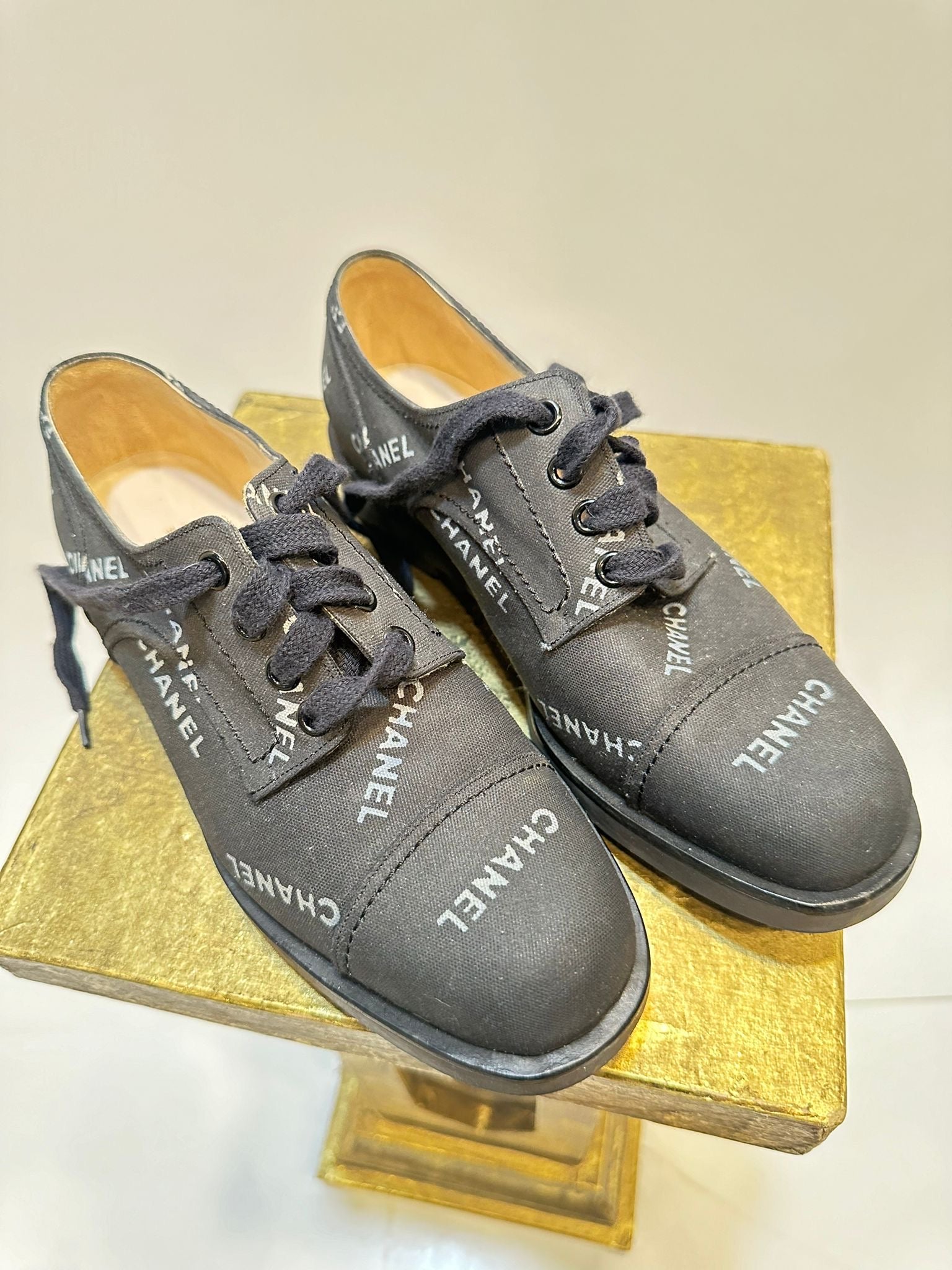 靴 CHANEL 37.5 Chanel White Black CC Logo Runner Trainer Sneaker, 37.5 | eBay