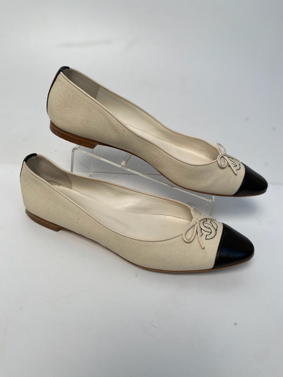 Chanel Beige/Black Leather CC Ballet Flats Size 38 Chanel