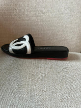 Load image into Gallery viewer, Chanel 05C 2005 Cruise Black and White Quilted Leather Cambon Slides US 5