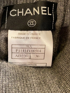 Chanel Vintage 98A, 1998 Fall Cashmere Gray unique pearl and chain trim sweater top blouse FR 36 US 4