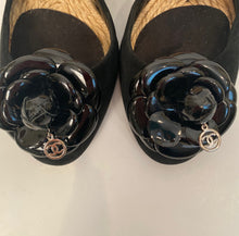 Load image into Gallery viewer, Chanel 06C 2006 Cruise Resort black suede patent leather Camellia wedge espadrille sandal heels EU 40