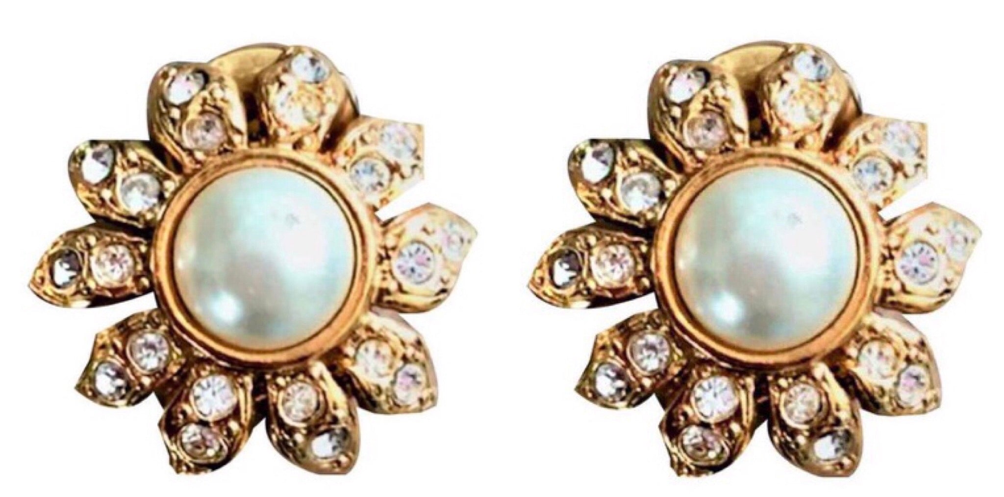 96A, 1996 Chanel Vintage clip on gold pearl camellia Earrings