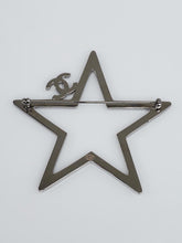 Load image into Gallery viewer, CHANEL 2017 Ruthenium Crystal Comte CC Star Brooch