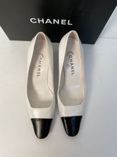 Load image into Gallery viewer, Vintage Classic Chanel White Black Leather bicolor Pump Heels EU 38 US 8