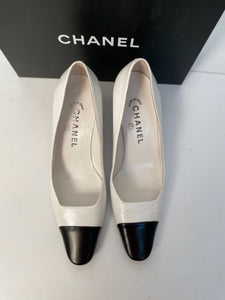 Vintage Classic Chanel White Black Leather bicolor Pump Heels EU 38 US 8