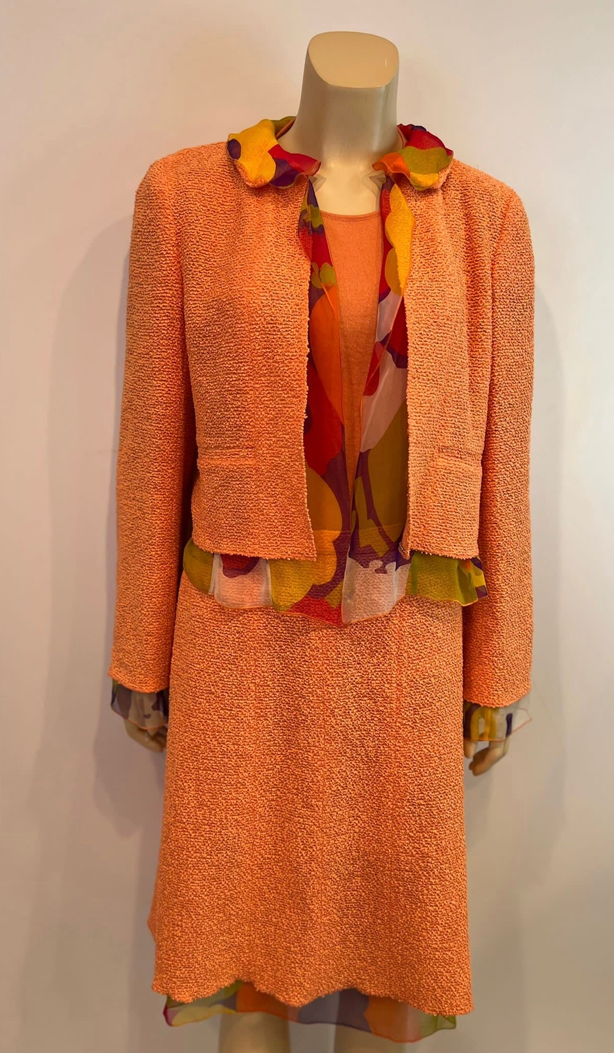 CHANEL NEW VINTAGE 2 PIECE TWEED SKIRT AND JACKET SUIT FR 38 NEW YELLOW CC  LOGO