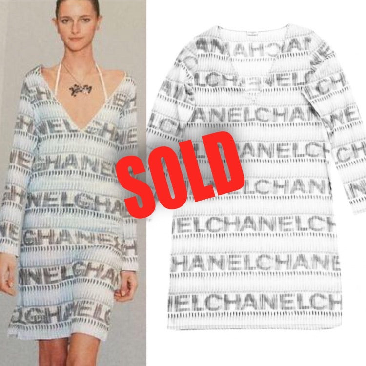 【CHANEL】V&A限定 USヴォーグ ヘンリークラーク台紙付きプリント CHANEL 97P VINTAGE BLACK ECRU ALPHABET CC LOGO Dress FR38
