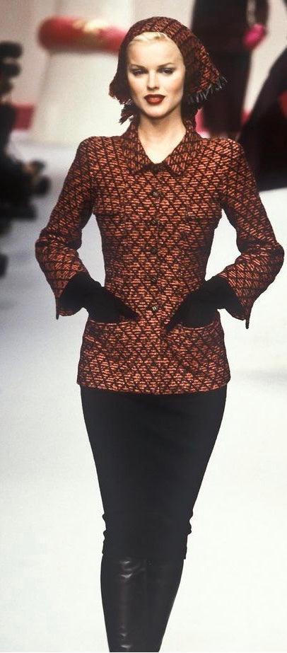 95P, 1995 Spring Vintage Chanel Pink Black Boucle Wool Tweed Dress Jac –  HelensChanel