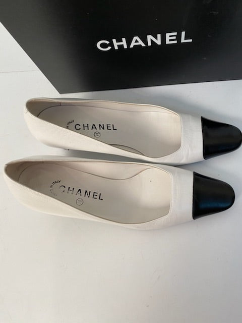 Vintage Classic Chanel White Black Leather bicolor Pump Heels EU 38 US 8