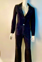 Load image into Gallery viewer, Vintage Chanel 02C 2002 Resort Cruise Lightweight suede navy blue Jacket Pants Suit Set FR 34 US 2/4