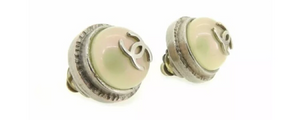 Rare Chanel Vintage 98P, 1998 Spring Pearl CC logo Clip On Earrings