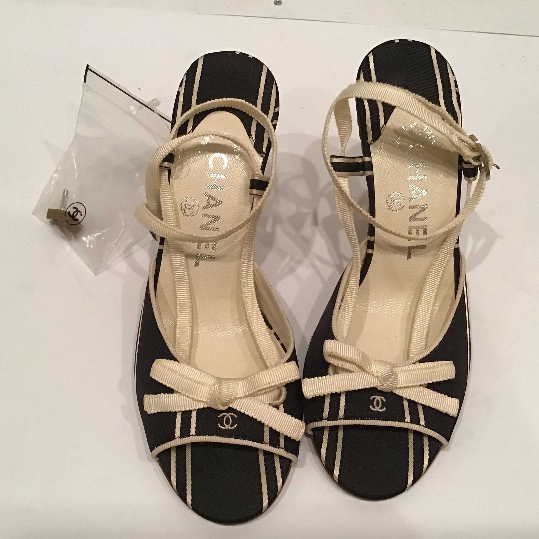 Chanel Vintage cream & black leather slingback heeled pumps White  ref.596460 - Joli Closet