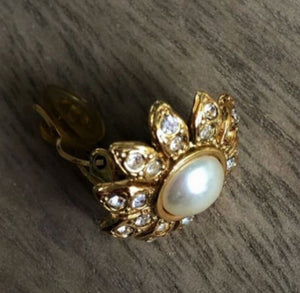 96A, 1996 Chanel Vintage clip on gold pearl camellia Earrings