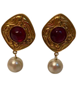 Chanel Vintage Red poured glass Gripoix Dangle pearl drop Clip On Earr –  HelensChanel