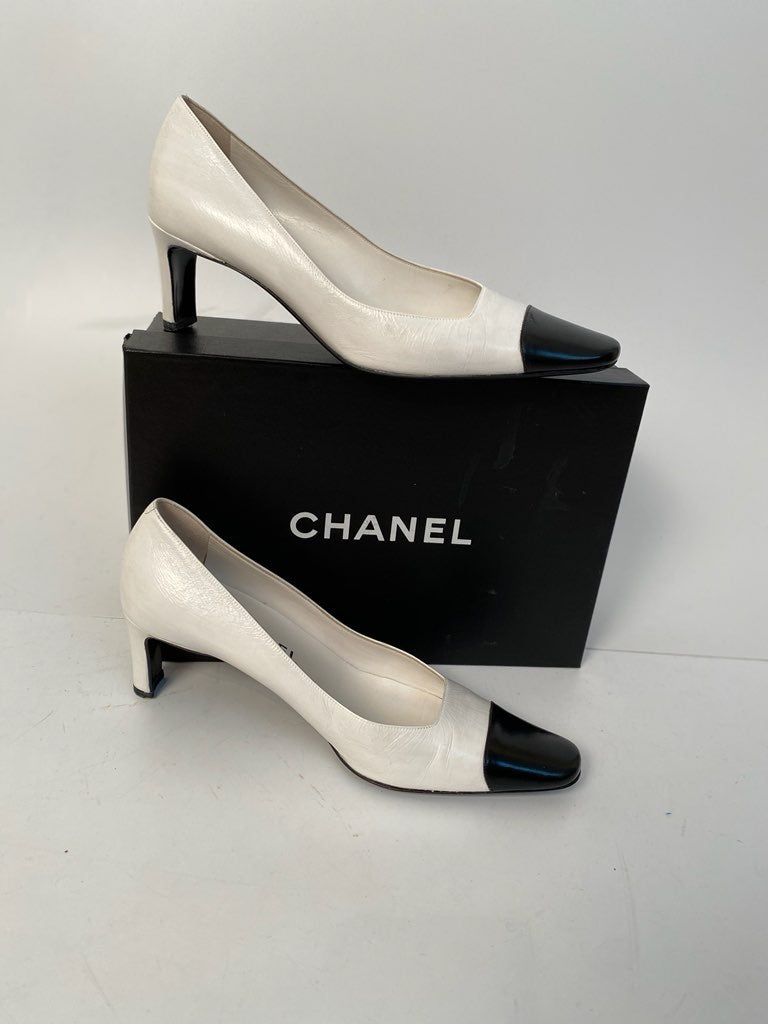 Chanel Vintage White Leather CC D'Orsay Pumps Size 39 Chanel | The Luxury  Closet