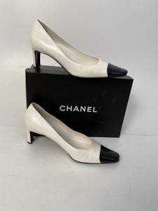 Vintage Classic Chanel White Black Leather bicolor Pump Heels EU 38 US 8