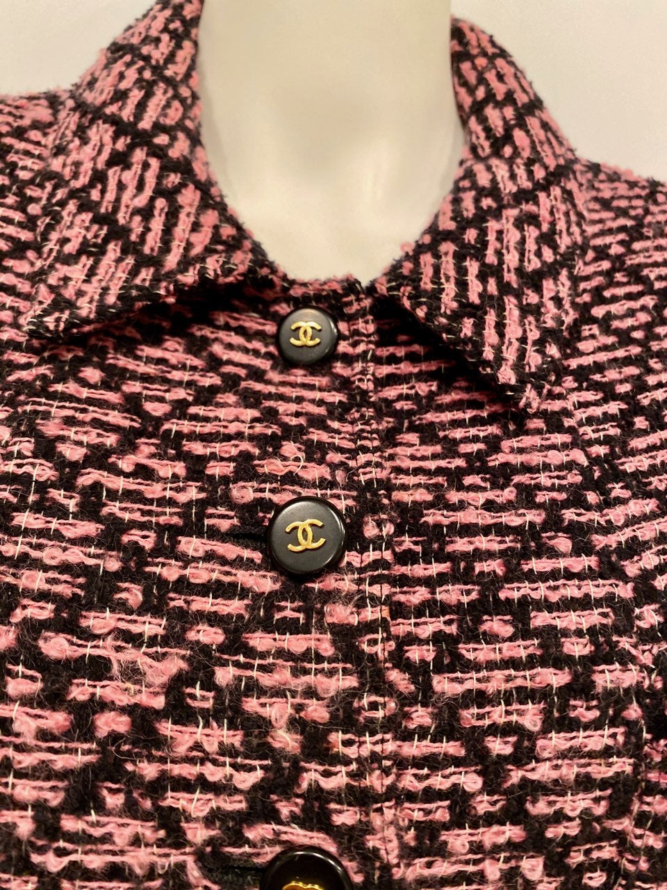 95P, 1995 Spring Vintage Chanel Pink Black Boucle Wool Tweed Dress Jac –  HelensChanel