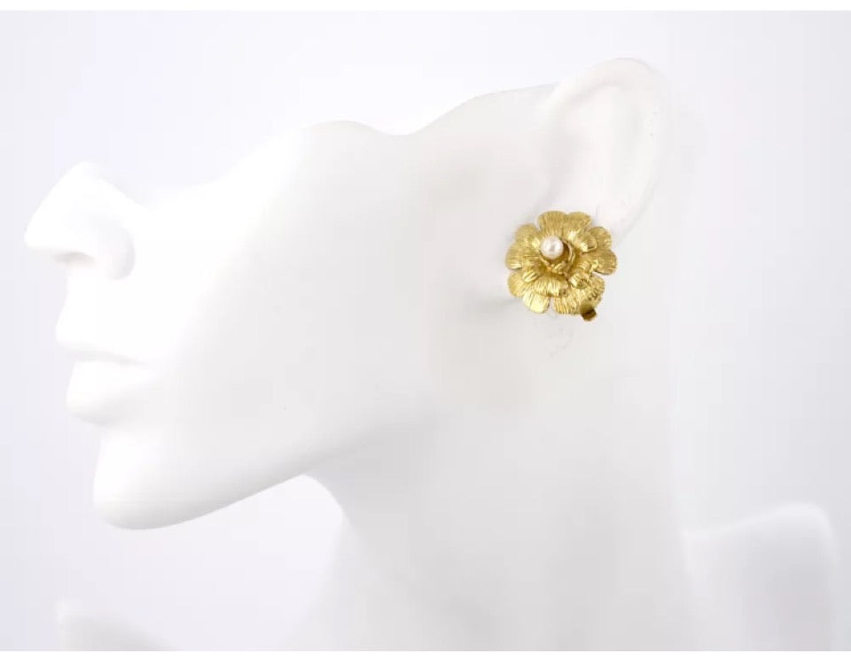 1980's Collection 23 Vintage Chanel Clip On Gold Pearl Camellia Earrin –  HelensChanel