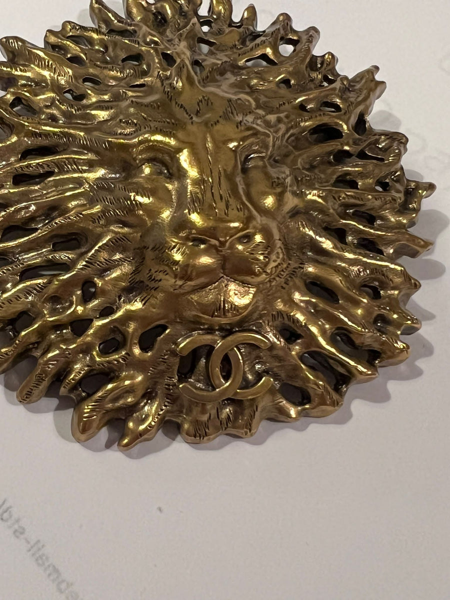 Chanel 2019 AW Lion head brooch in gold tone metal Golden Metallic  ref.547338 - Joli Closet